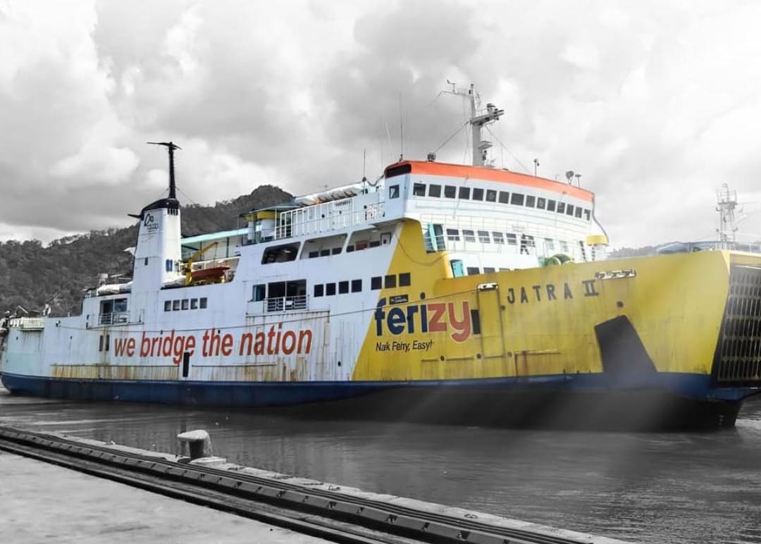 KMP Jatra II milik PT ASDP Indonesia Ferry (Persero) berlayar membawa bantuan termasuk alat berat dan logistik.(Foto: BP BUMN)