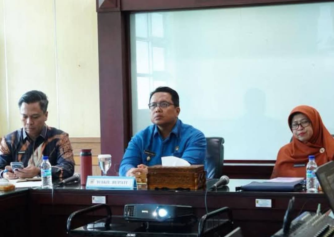 Wabup Tanahdatar Ahmad Fadly mengikuti High Level Meeting TPID Sumbar secara virtual membahas dampak hidrometeorologi dan stabilisasi harga.(Foto: Prokopim)