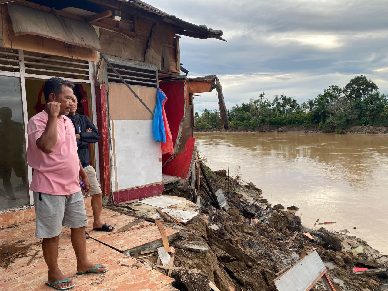 Kondisi beberapa rumah warga di Korong 1 Palapa Saiyo, Sungaibuluh Selatan, Padangpariaman, yang rusak diterjadi aliran Batang Anai, kemarin.