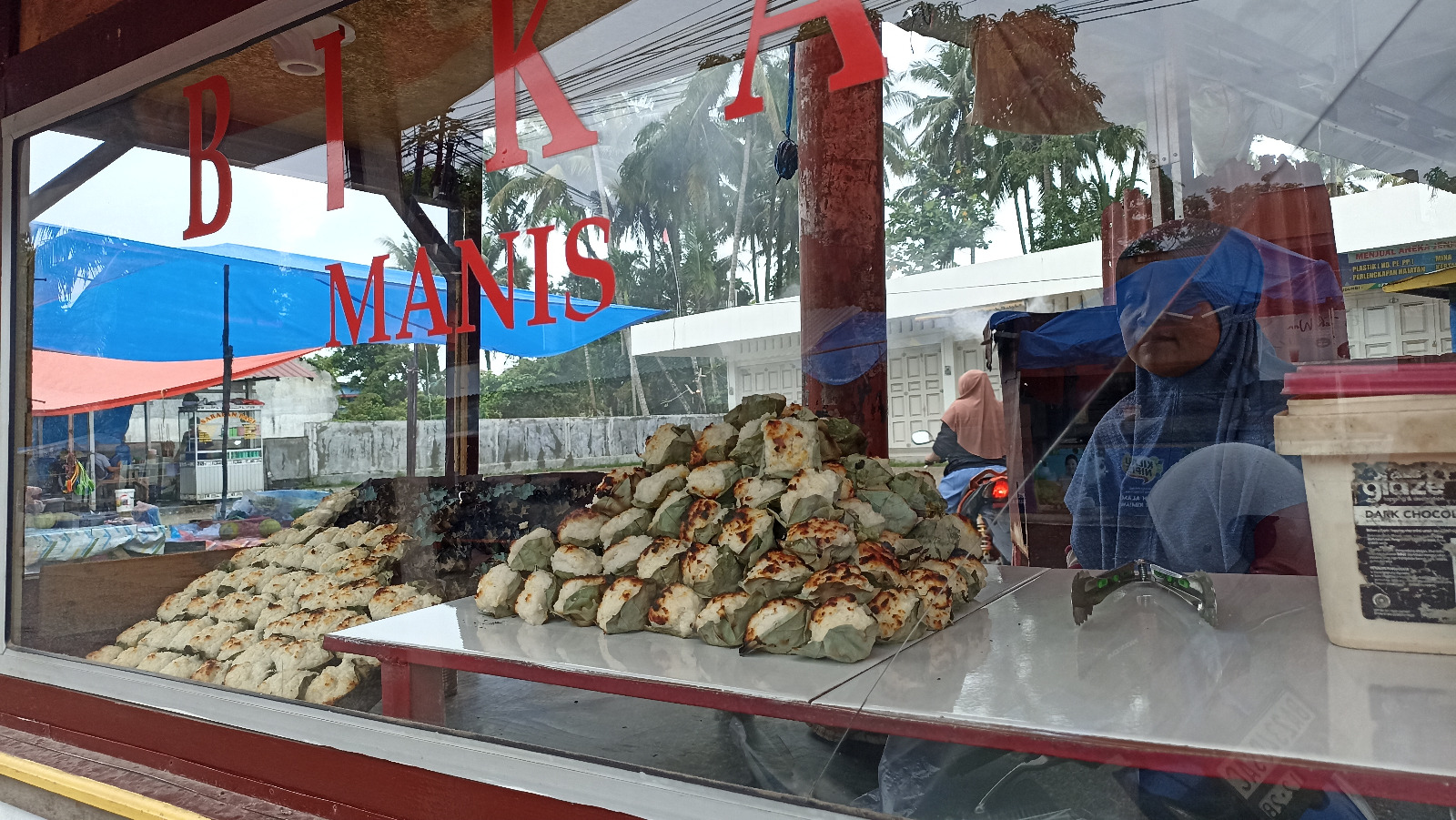 Salah seorang pedagang kue singgang di Pasar Tradisional Bandaaia sedang menunggu pembeli, kemarin.