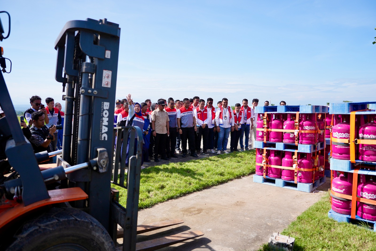 Direktur Utama PT Pertamina (Persero) Simon Aloysius Mantiri beserta tim relawan Pertamina Peduli mengawal pengiriman 144 tabung LPG Bright Gas 12 kilogram ke Kabupaten Bener Meriah, Aceh Timur.