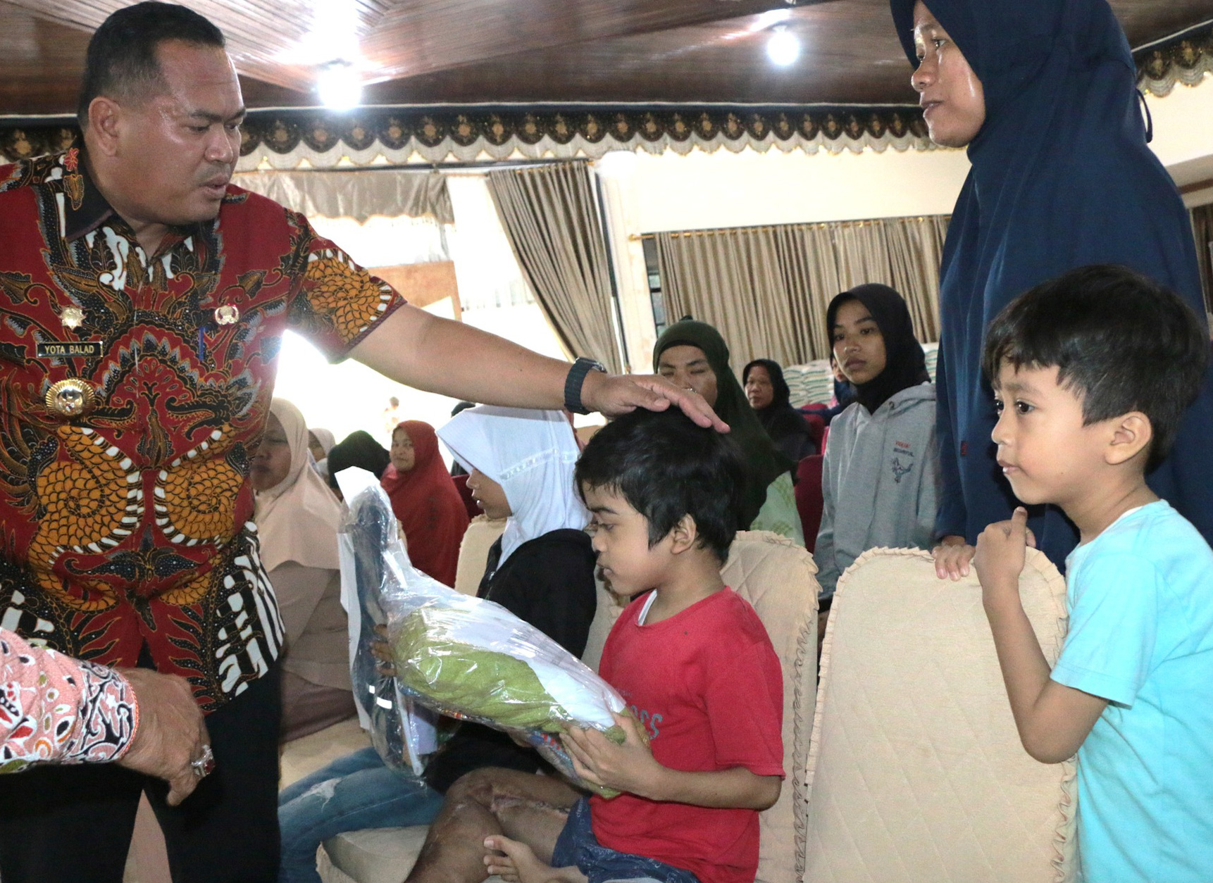 Wali Kota Pariaman menyerahkan kursi roda, tongkat, dan paket sandang bagi warga rentan melalui Program Rehabilitasi Sosial Dasar 2025.