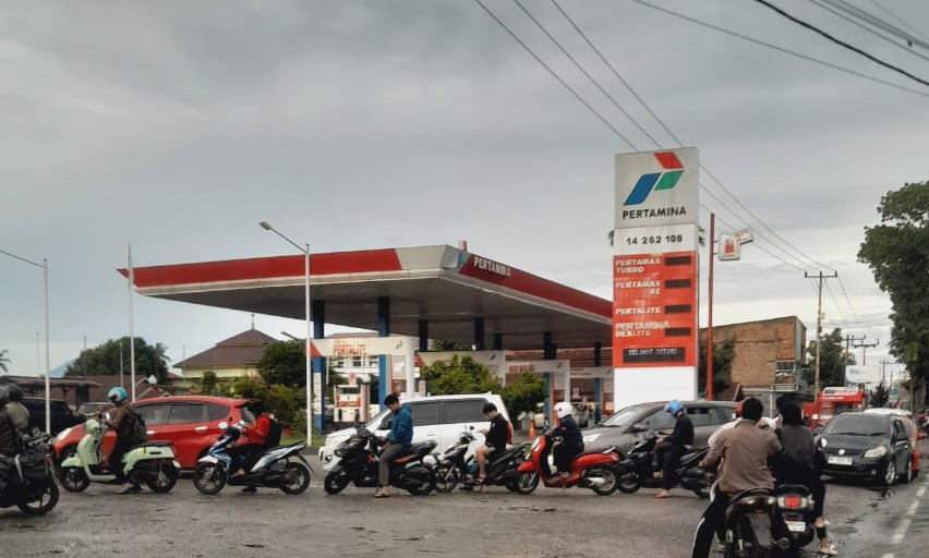 Antrean kendaraan di SPBU Parik Rantang dan Sawah Padang sejak pagi hingga sore. Di SPBU Koto Nan Ampek, tidak tampak aktivitas pengisian BBM karena stok belum tersedia sejak Rabu (10/12/2025) pagi.