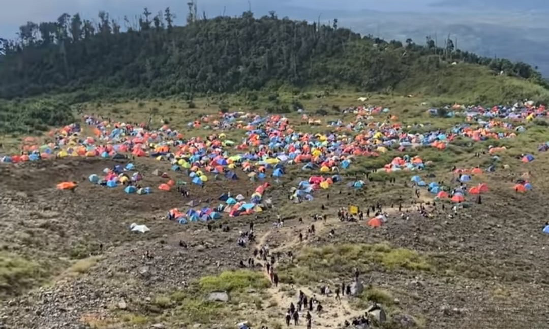 Saat naik ke Gunung Talang, salah satu kawasan favorit pendaki untuk mendirikan camp adalah di kawasan cadas. (Foto: Tiktok @revan_oc25)