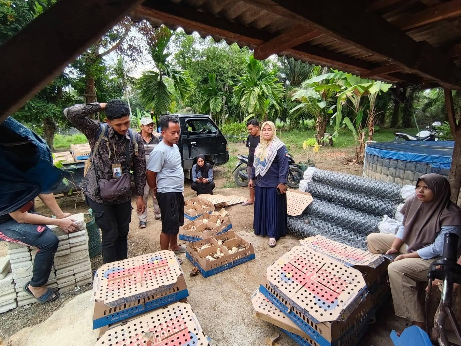 PERKUAT KETAHANAN: Penyerahan bantuan untuk salah satu KUB di Dharmasraya dalam upaya penguatan produk unggulan nagari.