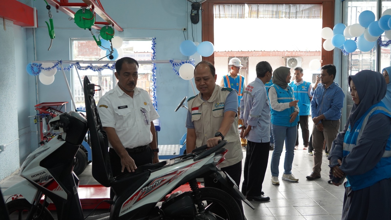 PLN UID Sumbar meresmikan workshop konversi motor listrik di SMKN 1 Sumbar untuk memperkuat vokasi di daerah.