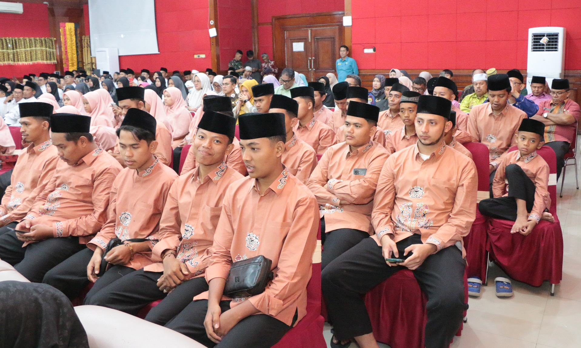 Wali Kota Pariaman melepas 64 kafilah MTQ dan mengukuhkan pengurus LPPTQ kecamatan sebagai upaya memperkuat pembinaan Al-Qur&rsquo;an dan prestasi daerah.