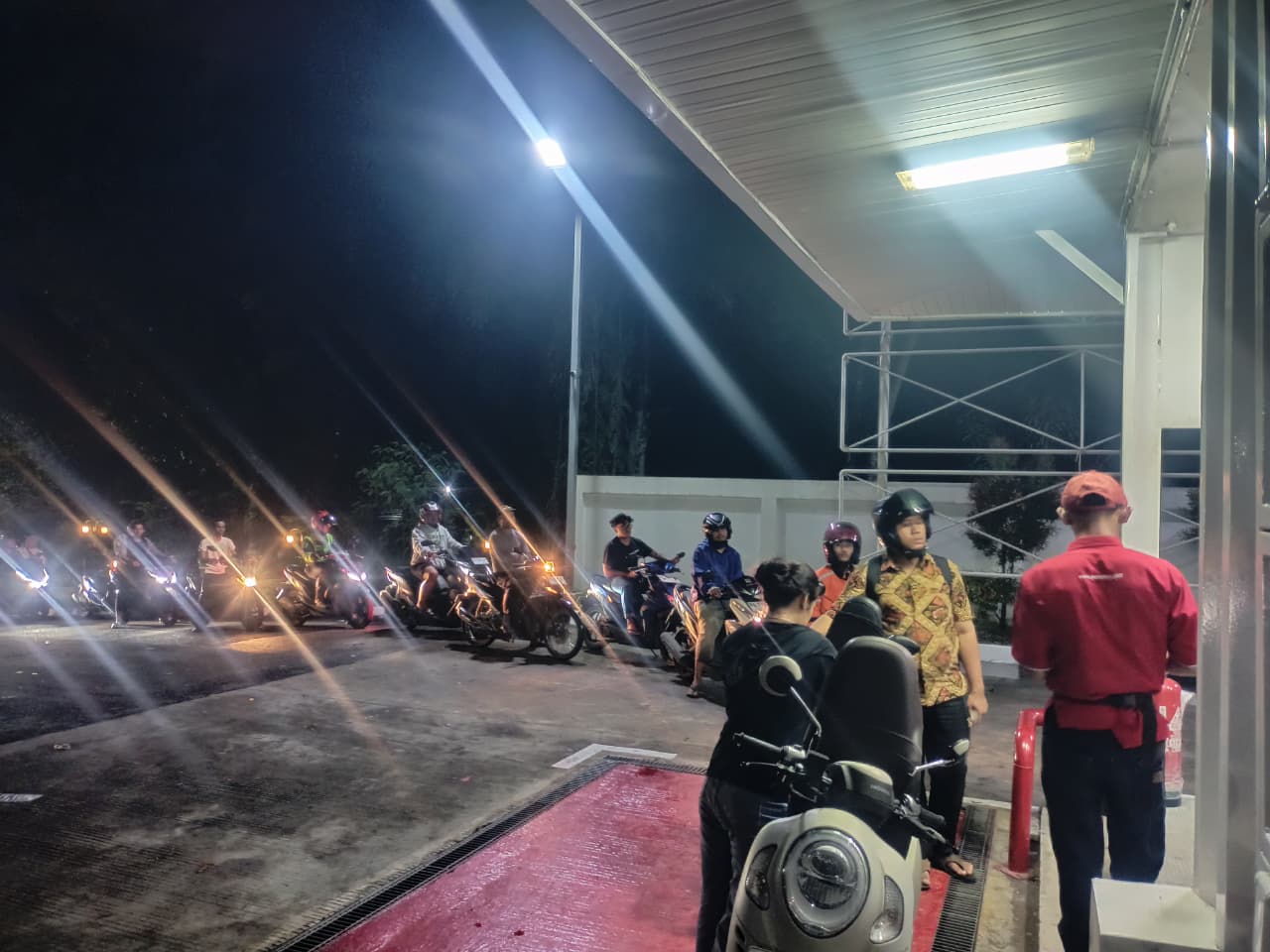 Antrian pengisian bahan bakar di SPBU Coco Modular Unand, Kamis malam (11/12/2025). (Foto: M Reza Bayu Permana/Padeks)