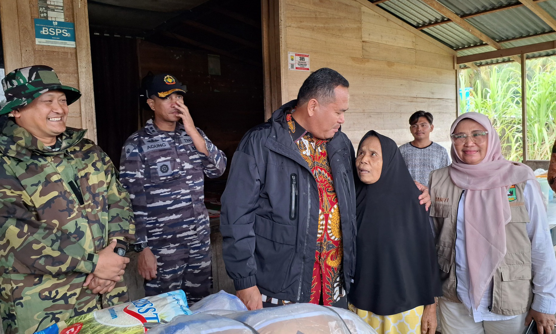 Wali Kota Pariaman Yota Balad memeluk seorang ibu yang terdampak banjir di Kecamatan Pariaman Utara, Kamis (11/12/2025).