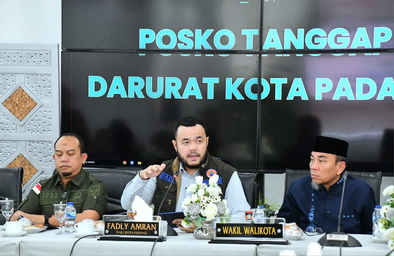 Wali Kota Fadly Amran didampingi Wakil Wali Kota Maigus Nasir dan Ketua DPRD Muharlion memimpin Rakor dan Evaluasi Percepatan Penanganan Darurat Bencana Kota Padang.