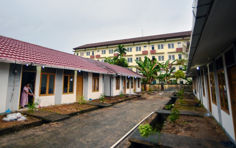 TEMPATI RUSUS: Korban banjir bandang di Batangkabung, Syafriati membersihkan ruangan saat mulai menempati rumah khusus (rusus) di Lubukbuaya, Kecamatan Kototangah, Kota Padang, Kamis (11/12).