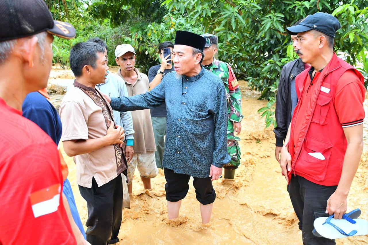 Wakil Wali Kota Maigus Nasir meninjau kawasan Guo, Kecamatan Kuranji yang dilanda banjir bandang.