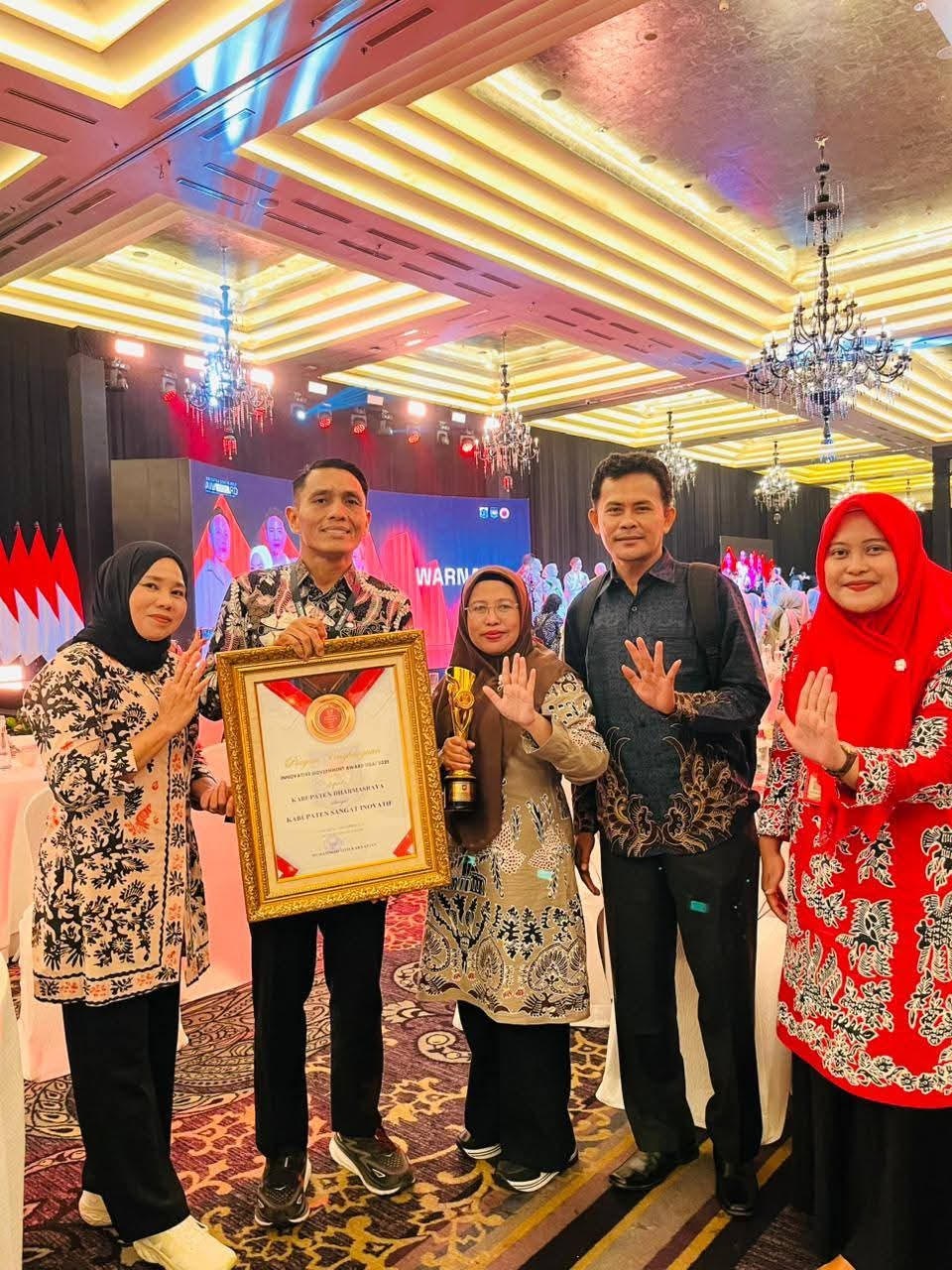 PRESTASI: Kepala Dinas PMPTSP Dharmasraya, Naldi, menerima penghargaan Kabupaten Sangat Inovatif pada IGA Awards 2025 di Hotel Kempinski, Jakarta, mewakili Bupati Dharmasraya, Annisa Suci Ramadhani.