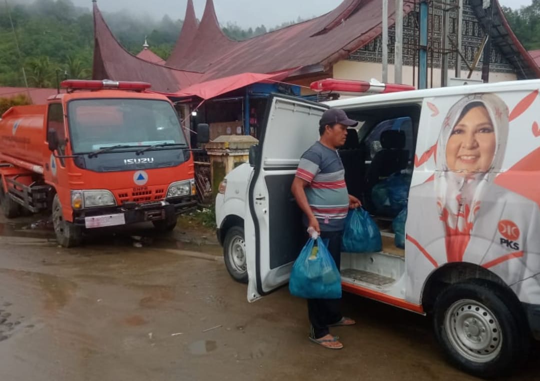 Ambulans Nevi Zuairina menyalurkan bantuan untuk warga terdampak bencana di Dapil Sumbar II.(Foto: Tim NZ)