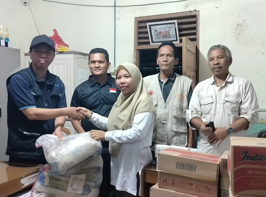 Sekretaris Diskominfotik Sumbar, Oni Fajar, salurkan bantuan pangan dan sembako  untuk warga terdampak di Tarandam Koto Rawang, Pesisir Selatan, Rabu (10/12/2025).(Foto: Diskominfo)