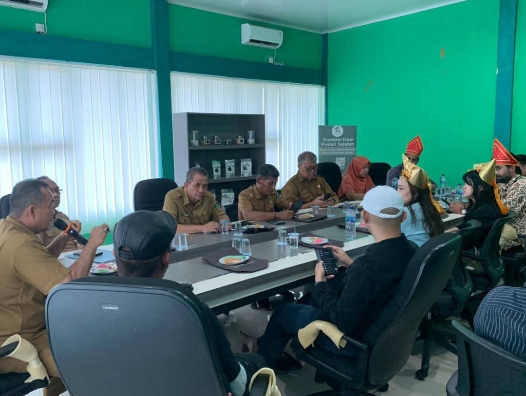 Camat Sutera Dailipal dan Wali Nagari Koto Taratak Yendrizal menghadiri Temu Bisnis IKM Gambir untuk membuka peluang ekspor komoditas unggulan Pesisir Selatan.(Foto: Diskominfo)