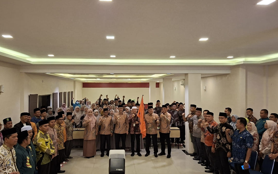 Bupati Pesisir Selatan Hendrajoni melepas kafilah MTQ ke-XLI Sumbar 2025 di Triza Hotel Painan, Kamis malam (11/12).(Foto: Diskominfo)