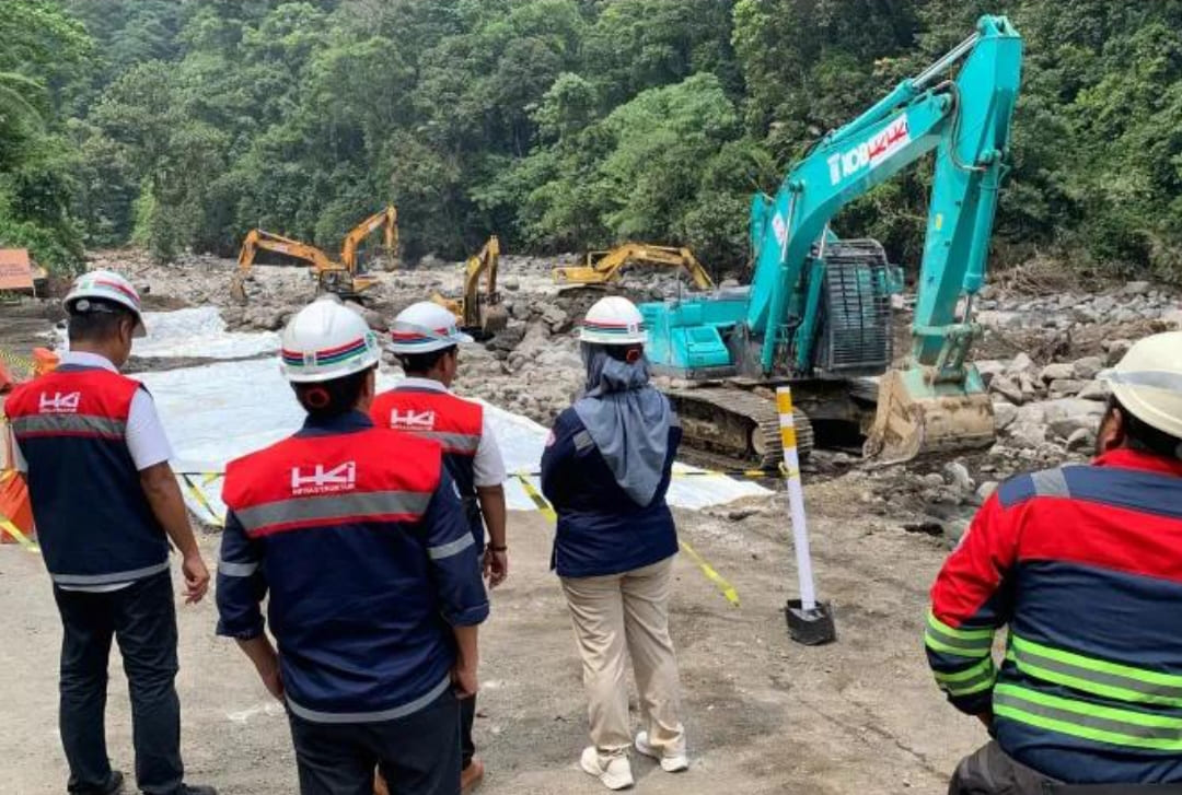 Pekerja Hutama Karya mengerahkan alat berat untuk membuka akses Jalan Padang&ndash;Bukittinggi yang putus akibat galodo di Lembah Anai.(Foto: HK)