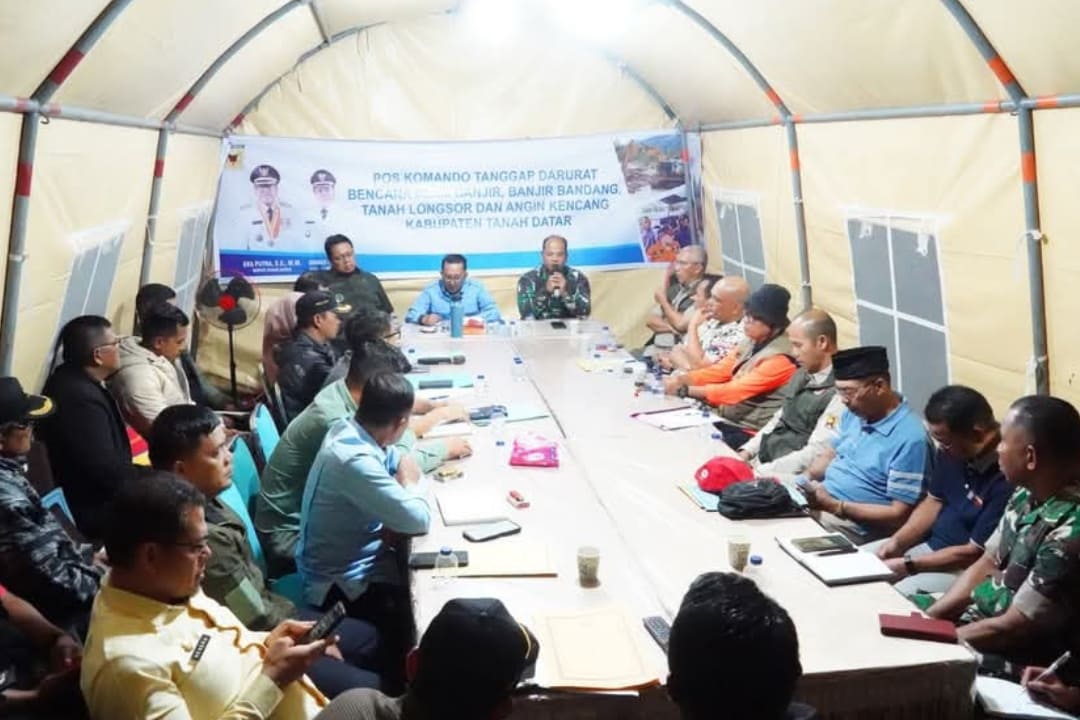 Bupati Tanahdatar Eka Putra memimpin rapat persiapan pembangunan Huntara bagi korban banjir bandang di Batu Taba, Kamis (11/12/2025) malam.(Foto: Prokopim)