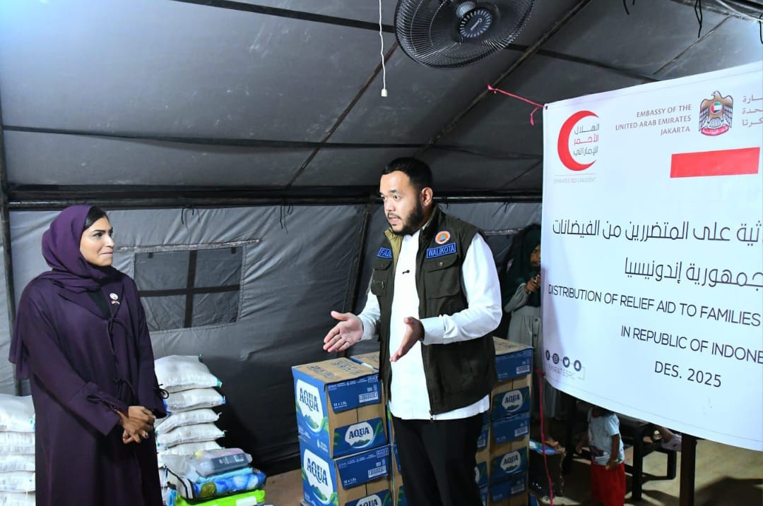 Wali Kota Padang Fadly Amran menerima bantuan logistik dari Wakil Duta Besar Uni Emirat Arab, Mrs. Shaima Al Hebsi, untuk korban bencana.(Foto: Prokopim)