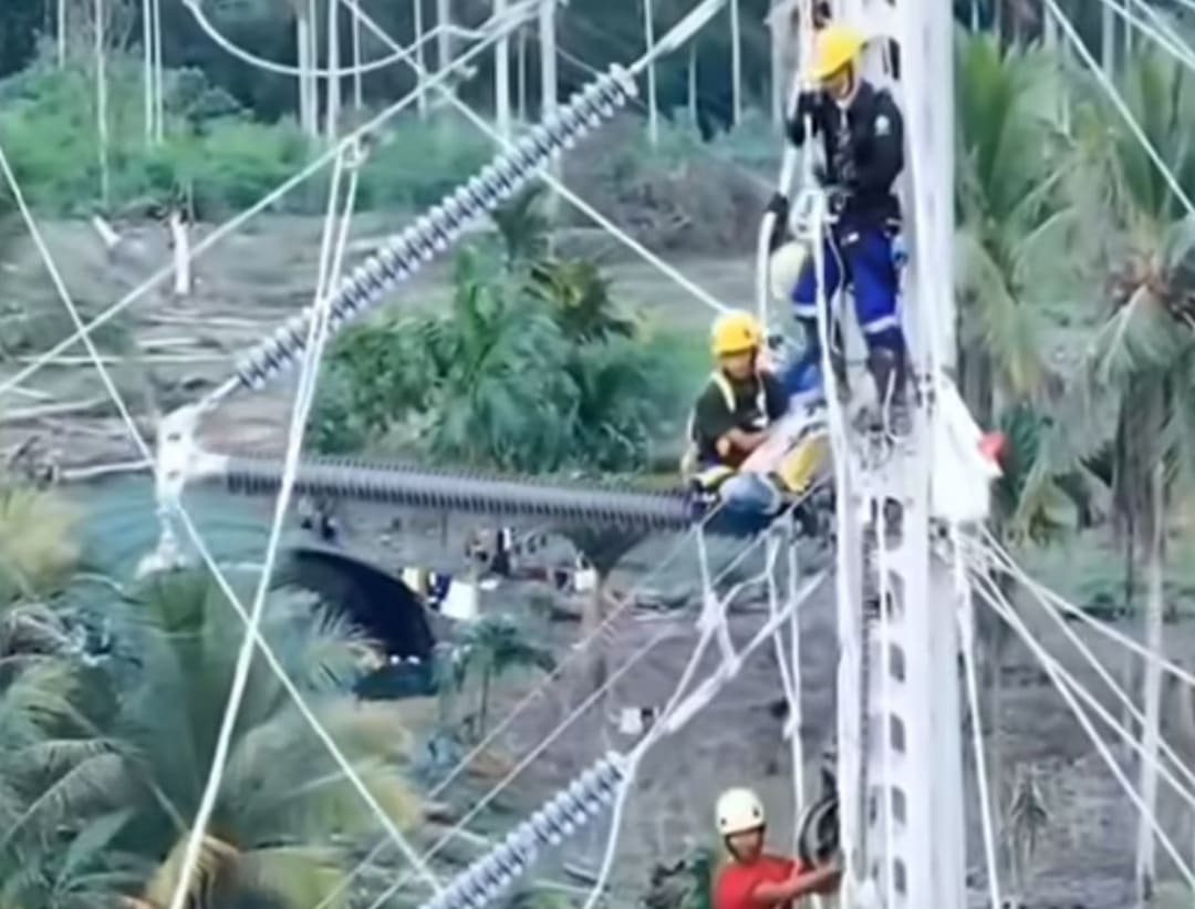 Petugas PLN Aceh mendirikan tower darurat pasc banjir dan longsor untuk memulihkan listrik di Aceh.(Foto: IST)