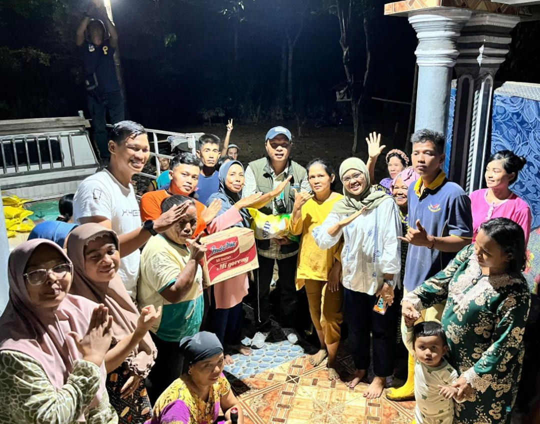 Tim Gurila InJourney Airports dari berbagai daerah menyalurkan sembako, selimut, dan kebutuhan darurat ke wilayah terdampak banjir dan longsor Sumatera Barat.(Foto: Humas)