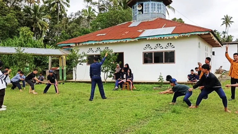 ANTUSIAS: Suasana lomba tarik tambang yang diikuti siswa. Lomba ini tidak hanya menjadi hiburan, tapi juga melatih sportivitas, kekompakan, dan semangat kebersamaan antar siswa.