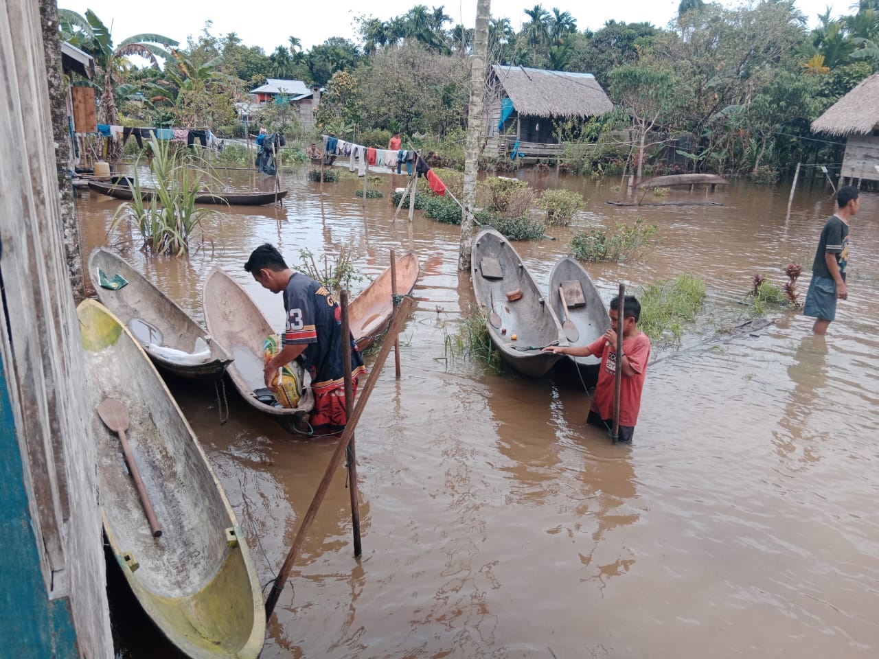 CUACA EKSTREM: Warga Desa Sigapokna terdampak banjir saat berada di sekitar rumah mereka pada Kamis (11/12). Tingginya curah hujan menyebabkan ratusan rumah dari 195 KK.