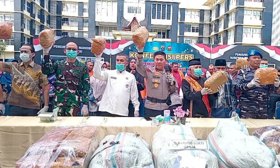 Polda Sumbar memusnahkan 121,3 kg ganja dan menangkap 12 tersangka, menggagalkan upaya penyelundupan narkoba saat bencana melanda Sumatera Barat.