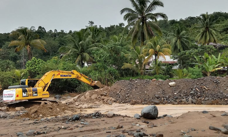 Semen Padang kerahkan alat berat dua minggu nonstop untuk pemulihan banjir bandang Batu Busuk, memperbaiki drainase dan tanggul bersama pemerintah dan warga.