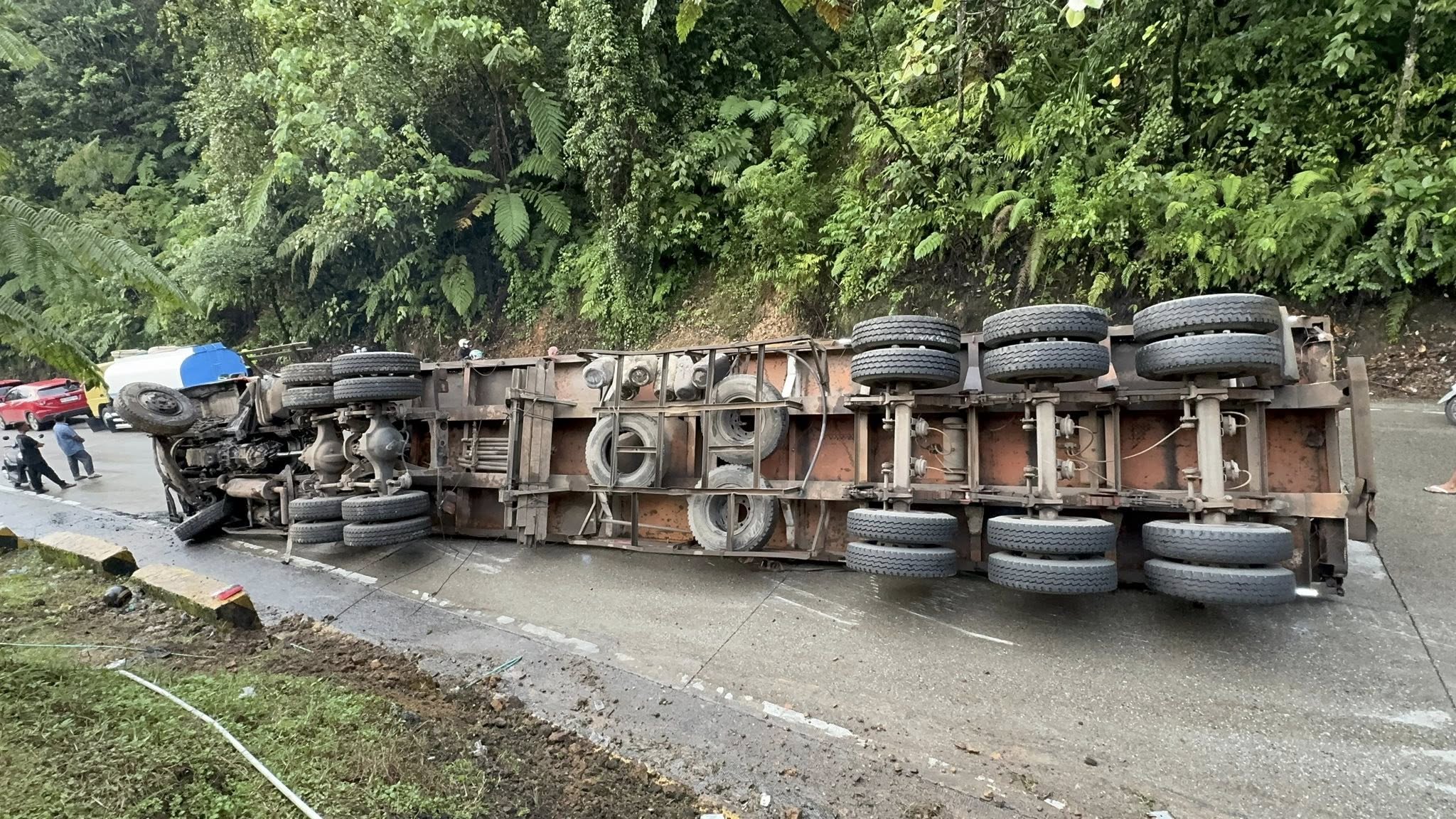Truk roda 22 terbalik di Sitinjau Lauik sebabkan kemacetan parah jalur Padang&ndash;Solok, Jumat (12/12/2025), hingga malam ini.