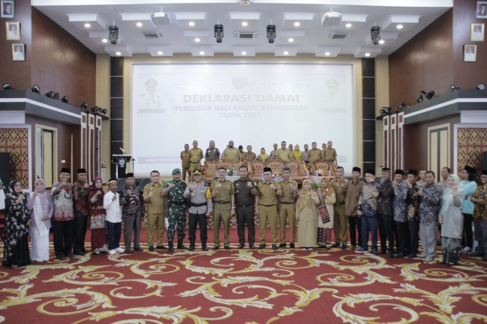 Bupati Pessel, Hendrajoni bersama para calon wali nagari usai deklarasi Pilwana damai di Painan Convention Center (PCC), Senin (8/12).