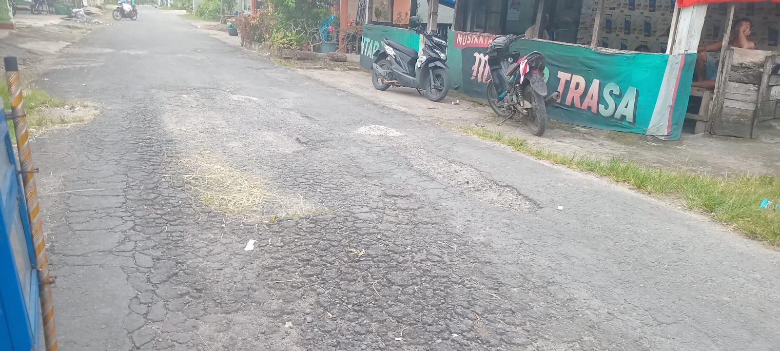 Kondisi Jalan Rohana Kudus di Kampung Sawah, Jorong II Balai Ahad, Kecamatan Lubuk Basung, Kabupaten Agam, rusak dan berlubang, Sabtu (13/12/2025).