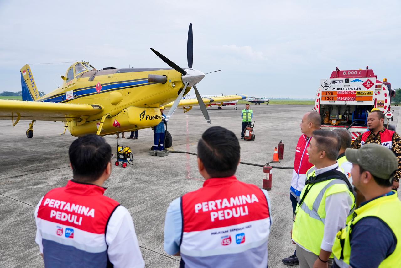 Dirut Pertamina, Simon Aloysius Mantiri didampingi Direktur Utama Pertamina Patra Niaga, Mars Ega Legowo Putra meninjau langsung kesiapan pengiriman BBM ke Bener Meriah, Aceh.