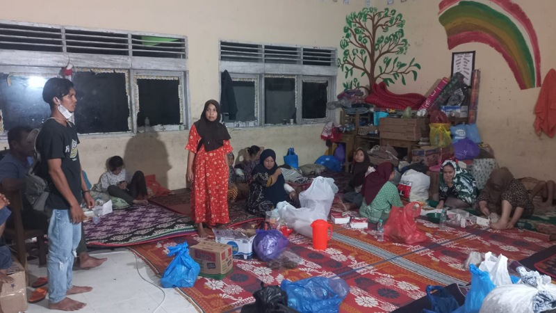 Solidaritas Wartawan Solok Selatan menyalurkan donasi Rp10 juta dan pakaian layak pakai untuk korban galodo di Nagari Salareh Aia, Kabupaten Agam.