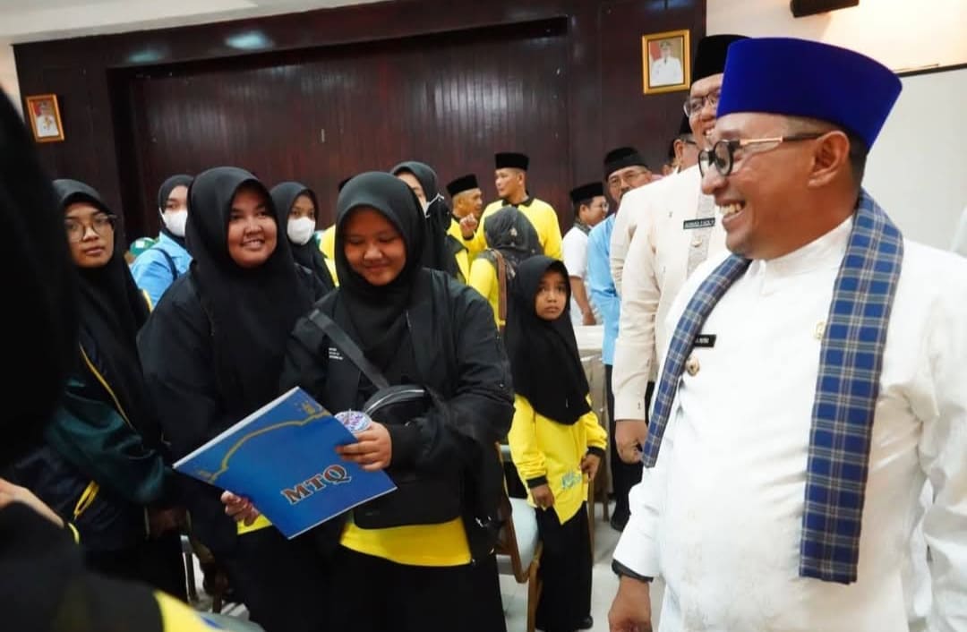 Bupati Eka Putra memberikan motivasi kepada Kafilah Tanahdatar yang akan bertanding di MTQ Tingkat Sumbar ke-41. (Foto: Prokopim)