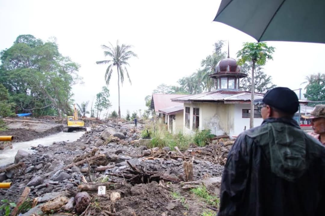 Bupati Tanahdatar Eka Putra meninjau langsung proses normalisasi aliran Sungai Muaro Samuik di Nagari Padang Laweh Malalo, Jumat (12/12/2025).(Foto: Prokopim)
