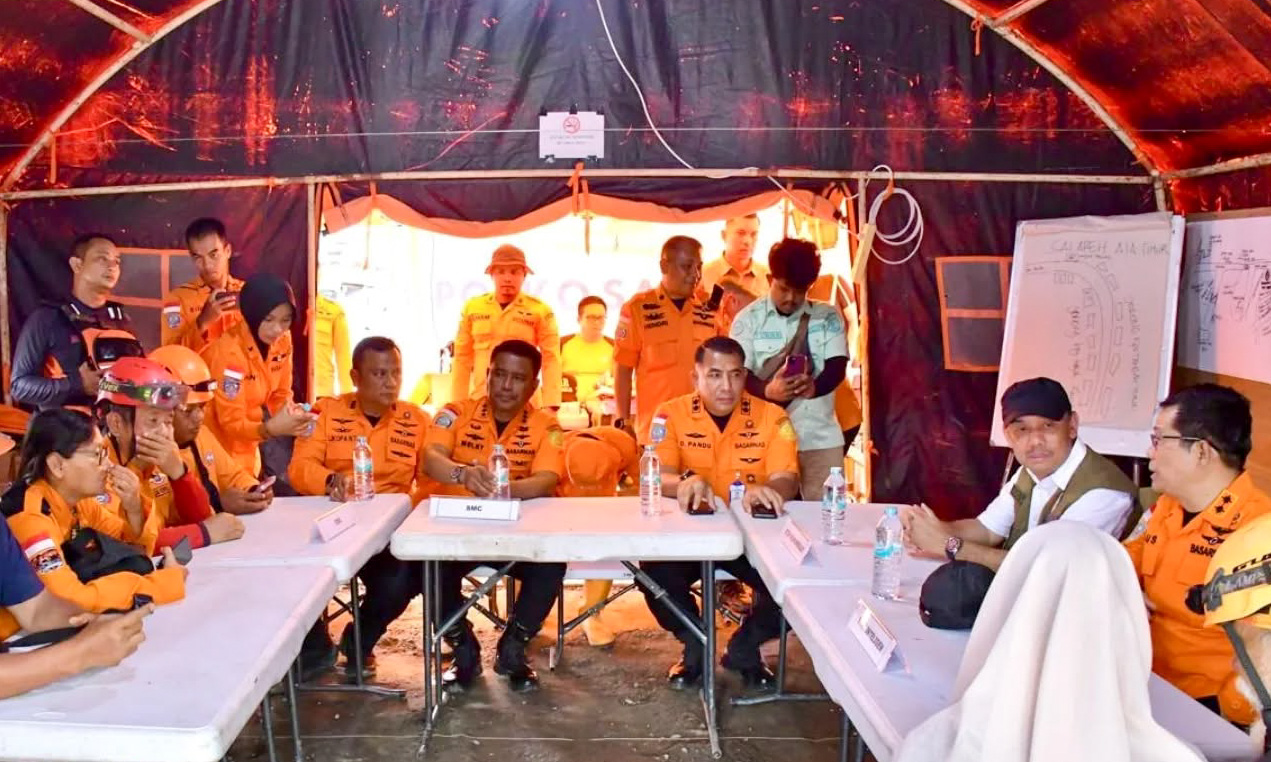 Direktur Bina Potensi Basarnas Pusat, Agus Haryono, bersama Wabup Agam Muhammad Iqbal, di Pos Penanganan Bencana Salareh Aia.