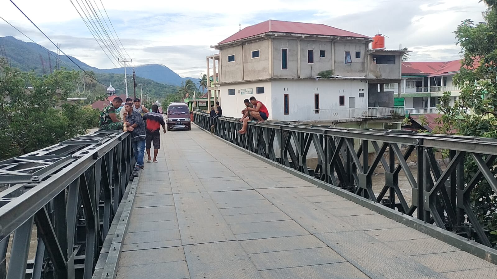 Jembatan Bailey pascabencana di Kabupaten Solok mulai difungsikan. Akses warga kembali terbuka setelah dibangun oleh TNI.