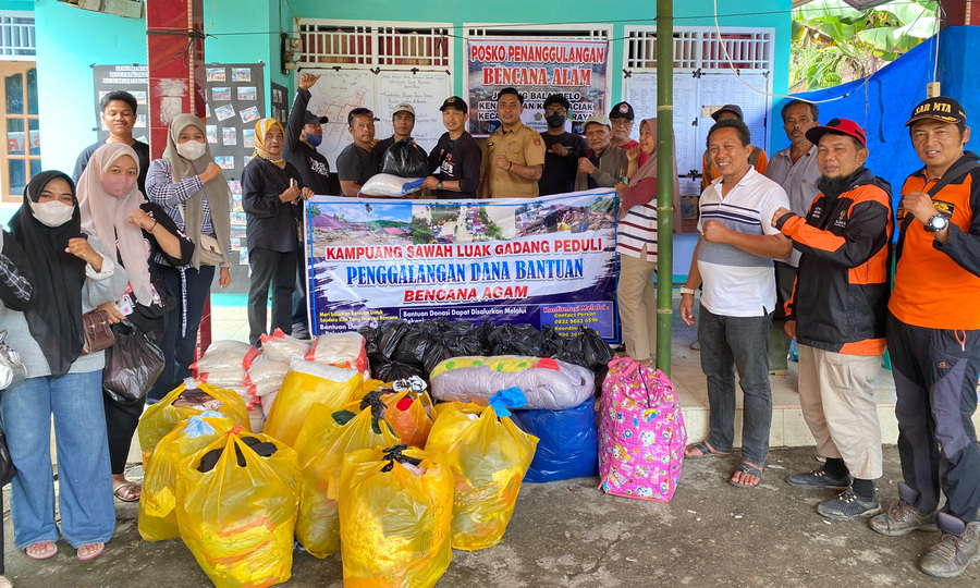Warga Kampung Sawah Luak Gadang Peduli Bencana menyalurkan bantuan ke Nagari Koto Kaciak dan Rikia, Kecamatan Tanjung Raya, Agam, Sabtu (13/12/2025).