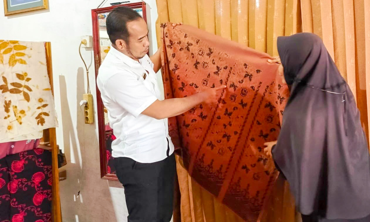 DPKUKM Kota Solok menggelar pembinaan IKM batik untuk meningkatkan kualitas produksi, pengembangan motif khas, dan daya saing batik lokal. (Foto: Dila Kartika/Padeks)