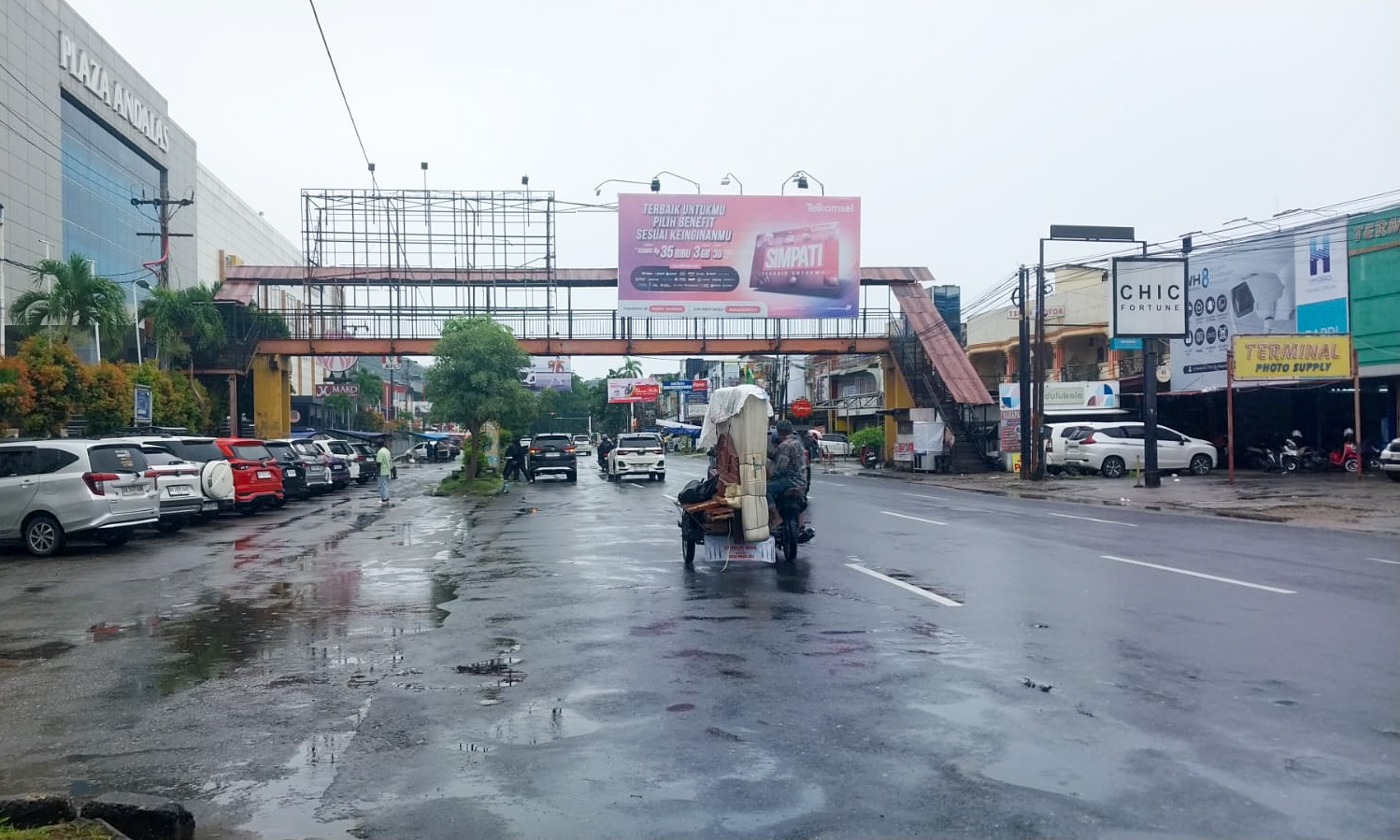 Kondisi Jembatan Penyeberangan Orang (JPO) Plaza Andalas, Kota Padang, yang tampak berkarat dan jarang digunakan, Sabtu (13/12/2025). (Foto: Mengki Kurniawan/Padeks)
