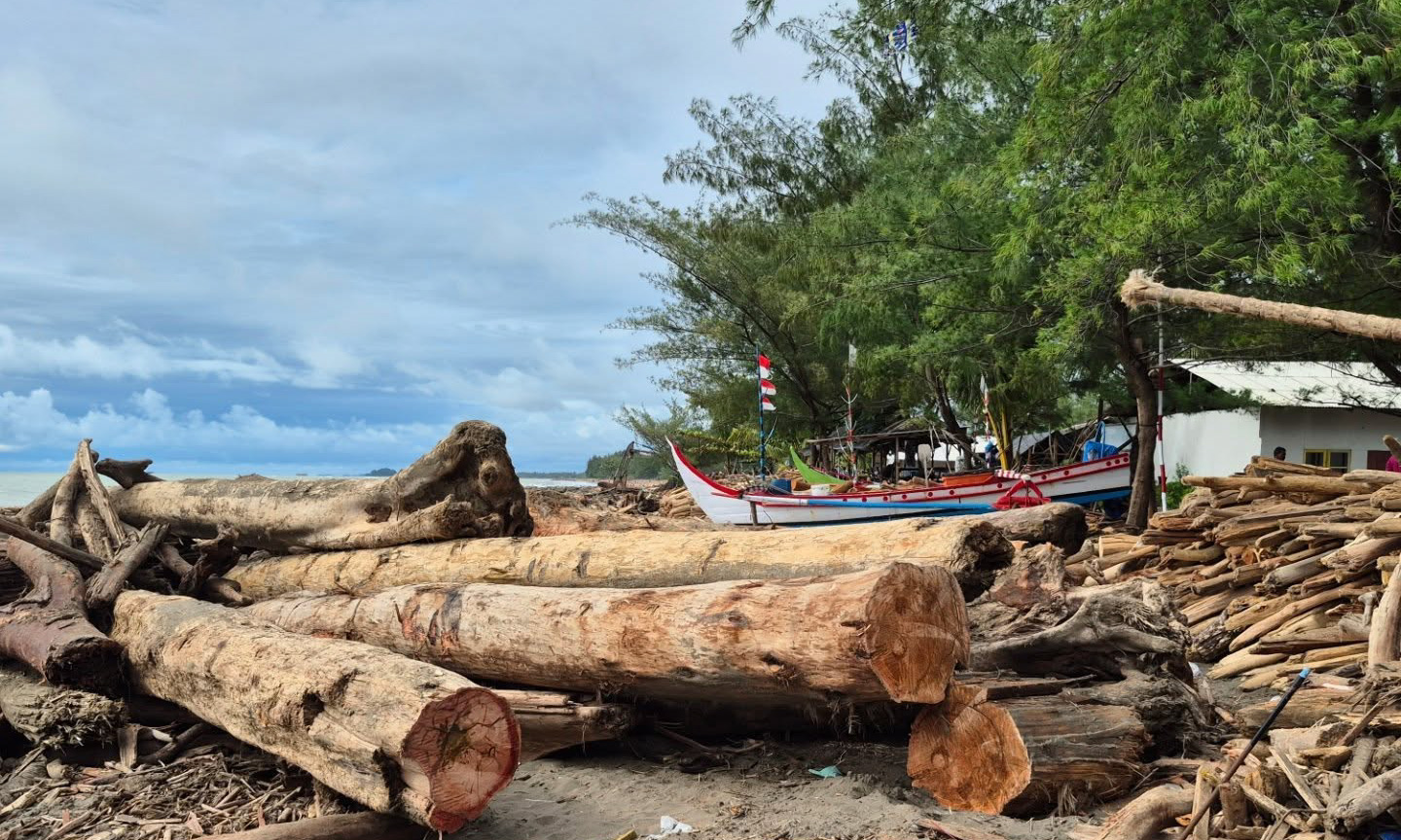Sekitar 100 KK nelayan Muaro Gantiang sekitarnya, Kelurahan Parupuk Tabing, Koto Tangah, Padang, juga terdampak akibat banjir bandang.