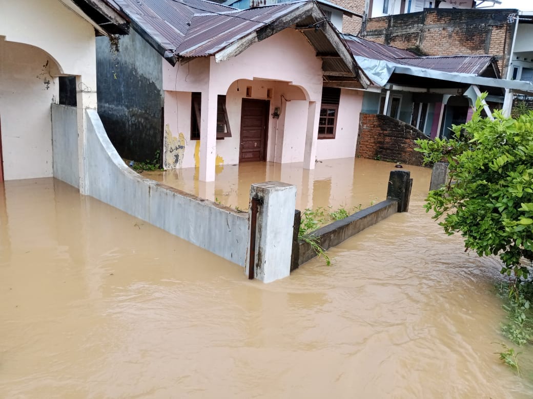 Jumlah pengungsi banjir bandang dan longsor Padang tersisa 262 orang. Terlihat kondisi banjir di Kelurahan Tabing Banda Gadang, Nanggalo, Padang, (1/12/2025).