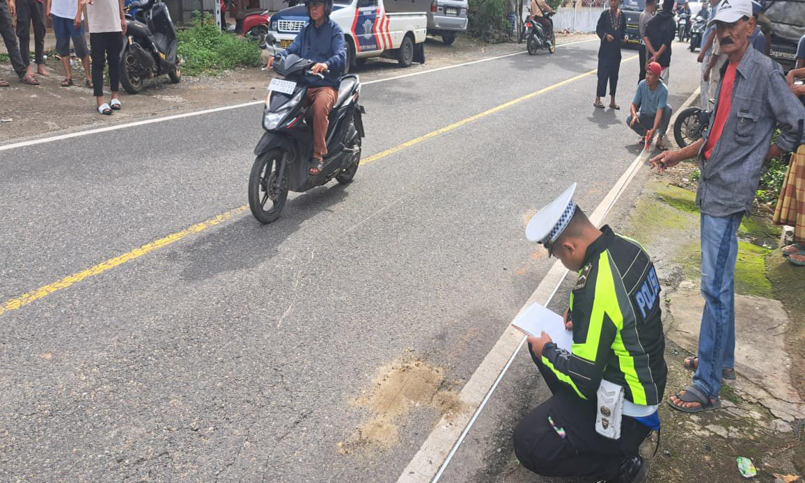 Satlantas Polres Tanahdatar melakukan olah TKP kecelakaan maut di Nagari Simawang, Kecamatan Rambatan, Tanahdatar, Sabtu (13/12/2025).