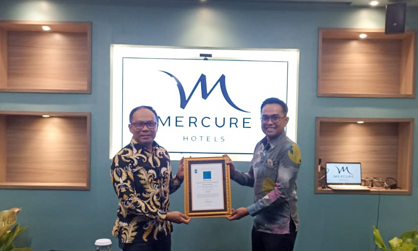 Hotel Mercure Padang meraih sertifikat Green Key dari FEE sebagai pengakuan standar internasional atas praktik keberlanjutan dan pengelolaan ramah lingkungan hotel.