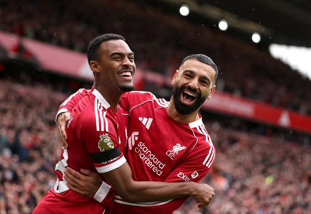 Mohamed Salah (kanan) tidak lagi main dengan striker Alexander Isak (kiri) dalam empat laga terakhir Liverpool FC.