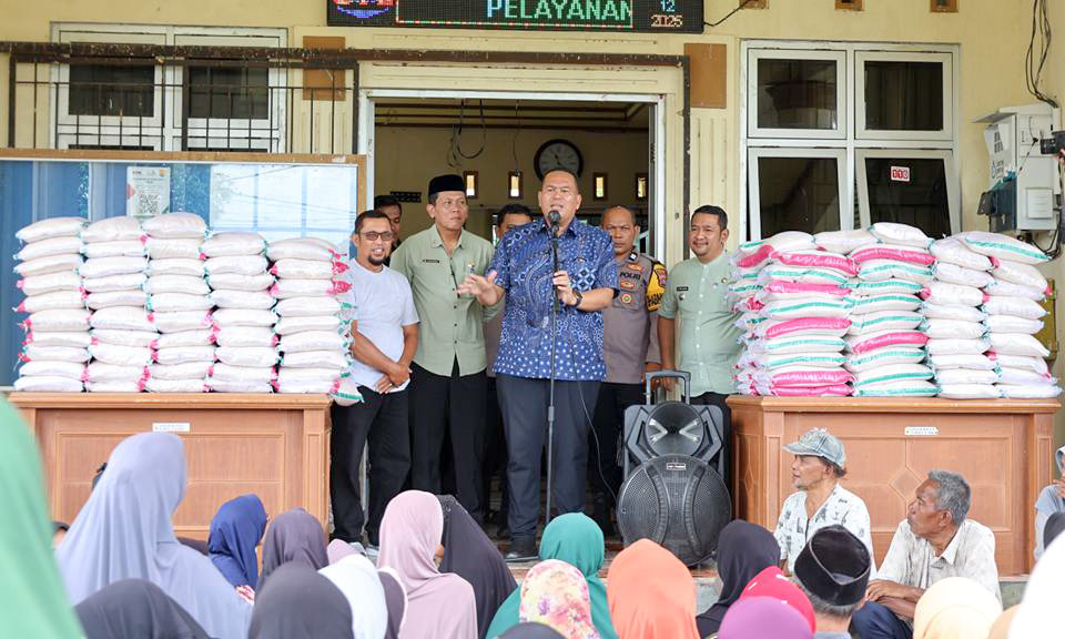 Pemko Pariaman salurkan bantuan sembako pascabanjir dan dukungan sosial bagi warga kurang mampu di Pariaman Tengah dan Timur.