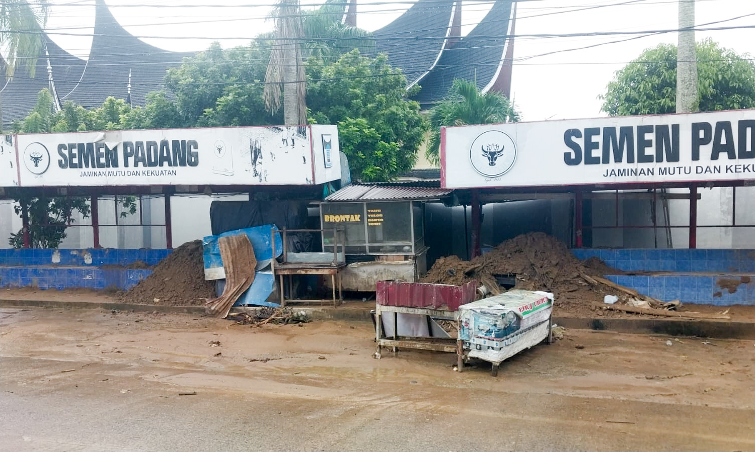 Perbaikan pascagalodo di Pasar Baru UNAND Padang lambat, halte bus dan drainase masih rusak, Sabtu (13/12/2025). Warga dan mahasiswa minta penanganan secepatnya. (Foto: Mengki Kurniawan/Padeks)