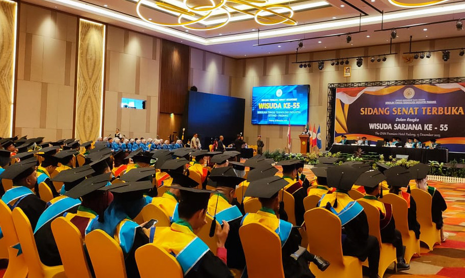 Wisuda ke-55 STTIND Padang meluluskan 153 mahasiswa dari empat program studi, dorong alumni adaptif hadapi era digital dan global. (Foto: Randi Z/Padeks)